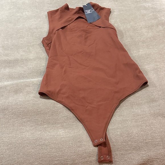 Abercrombie & Fitch Rust Sleeveless Bodysuit - Picture 3 of 7